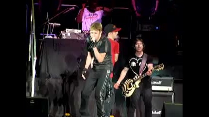 На живо! Джъстин Бийбър изпълнява `` Baby`` в Малайзия - 21.04.2011