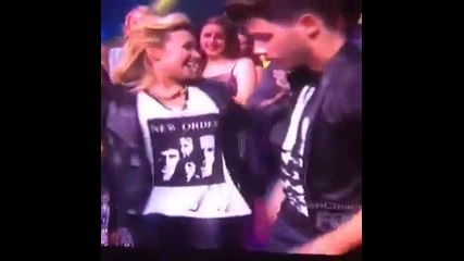 Demi Lovato прегръща Ник и удря силно high five-че на Джо
