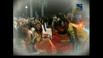 Aishwarya Rai Bachchan - Performer gives rose to Ash Gr8 women awards 2010 