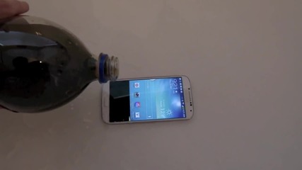 Вижте какво става когато улеем Samsung Galaxy S4 с Pepsi