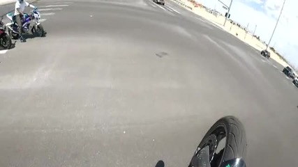 Моторист прави шоу на кръстовище