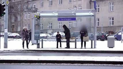Вие бихте ли дали якето си на това дете ?