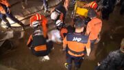 Драматични кадри показват спасяването на две жертви от наводнен паркинг в Южна Корея (ВИДЕО)