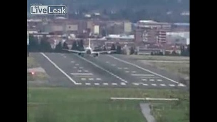 Самолет неможе да кацне след като се появява буреносен вятър.!. 