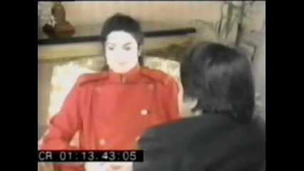 Michael Jackson не може да спре да се смее по време на интервю