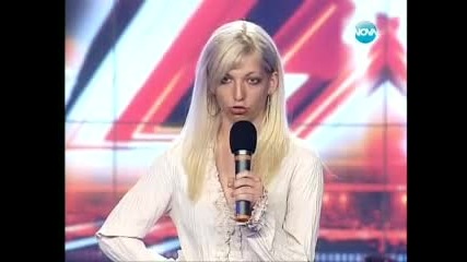 Луда Се Пребива От Сцената на X - Factor