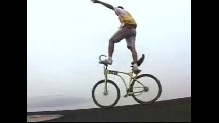 Много луд човек които кара с колело на покрива опасное !
