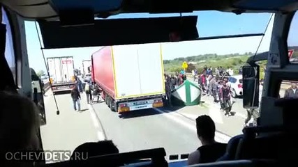 Нелегални имигранти атакуват ремаркето на камион