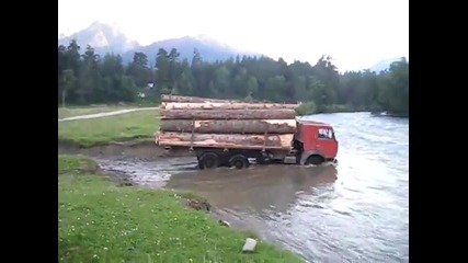 Руснак прекосява река само за да достави дървата на време