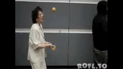 Жена жонглира по време на концерт 