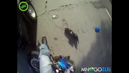 Жена шофьор спира в моторист.