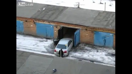 Жена паркира в гараж - Трудна задача!