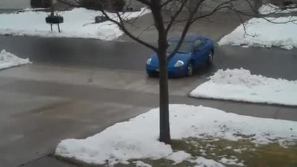 Опит за паркиране на кола върху лед 