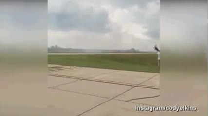 Моторист прескача минаващ самолет!