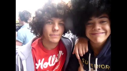 Harry & Louis от One Direction носят доста смешни перуки...!