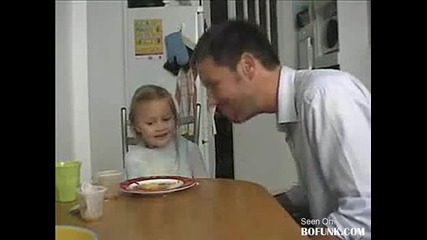 Смях! Идиот изяде на детето си Крем карамела ! 