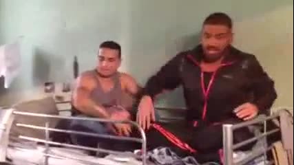 Азис пее от затвора