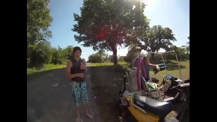Луди байкъри скачат с колело в езеро
