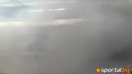Атаката на феновете на Кьолн към терена, полицията ги отблъсква