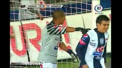 Полеви играч спасява дузпа