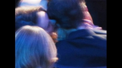 Кристен целува ухото на Роб на наградите!!!