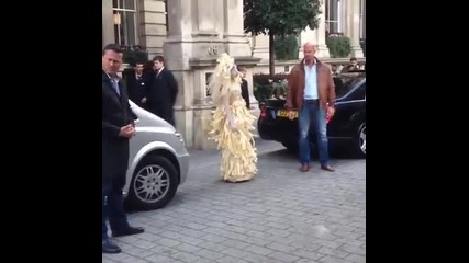 Lady Gaga пред хотела си в Лондон