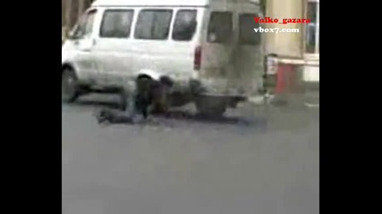 Мъртво пиян пресича улица на четири крака 