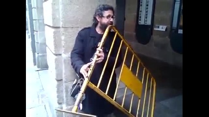 Мъж свири на желязна ограда