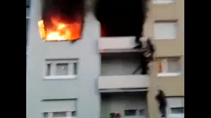 Смел мъж спасява жена от горящ апартамент
