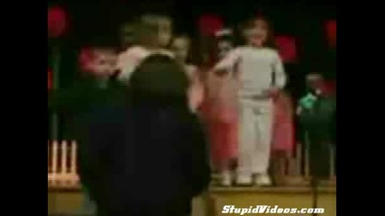 Малко Момиченце Се Притрепва На Сцената!