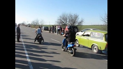 Trabant vs. Motoped 