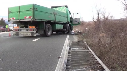 Камион падна от мост върху път Е-79