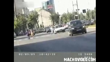 Кола блъсква човек!!! [+16]