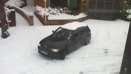 Жена шофьор в зимни условия смях 