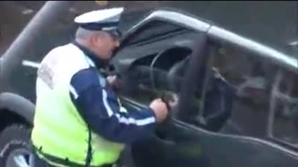 Ексклузивно!български полицай взима подкуп(-сашо Тръпков