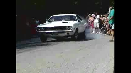 Mopar - 1970 Dodge Challenger burnout