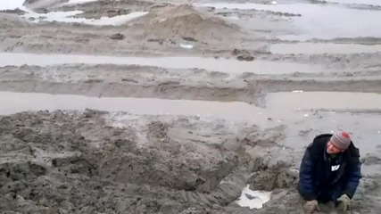 Здраво е нагазил в калта - смях , това може да се види само в Русия