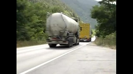 Шофьори на тирове карат опасно близо до другите шофьори
