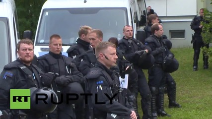 Germany: Hundreds protect refugees against far-right protesters near Dresden