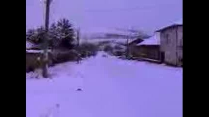 варненлия се радва на сняг в село Охрид