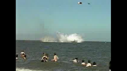 Harrier -Crash ...Пилот  катапултира на плаж !