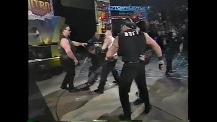 Разгневен фен атакува Ерик Бишоф - Wcw Monday Nitro ( Hq )