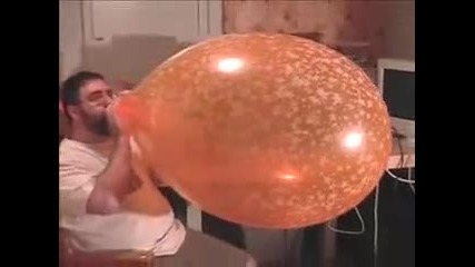 Огромен балон се пука в ръцете на човек 