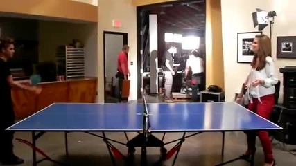 Джъстин играе пинг- понг