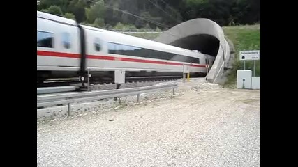 Влак влиза в тунел с 300 кмч