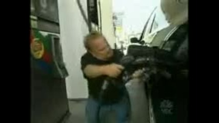 Джудже прави як номер на бензиностанцията