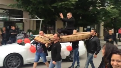 Абитуриент от Враца на бал с летящо килимче.