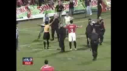4 полицая пребиват футболен фен и целия стадион го погва