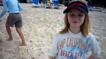 слон на плажа забавен смях 