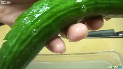 Готвач прави много готин трик с краставица